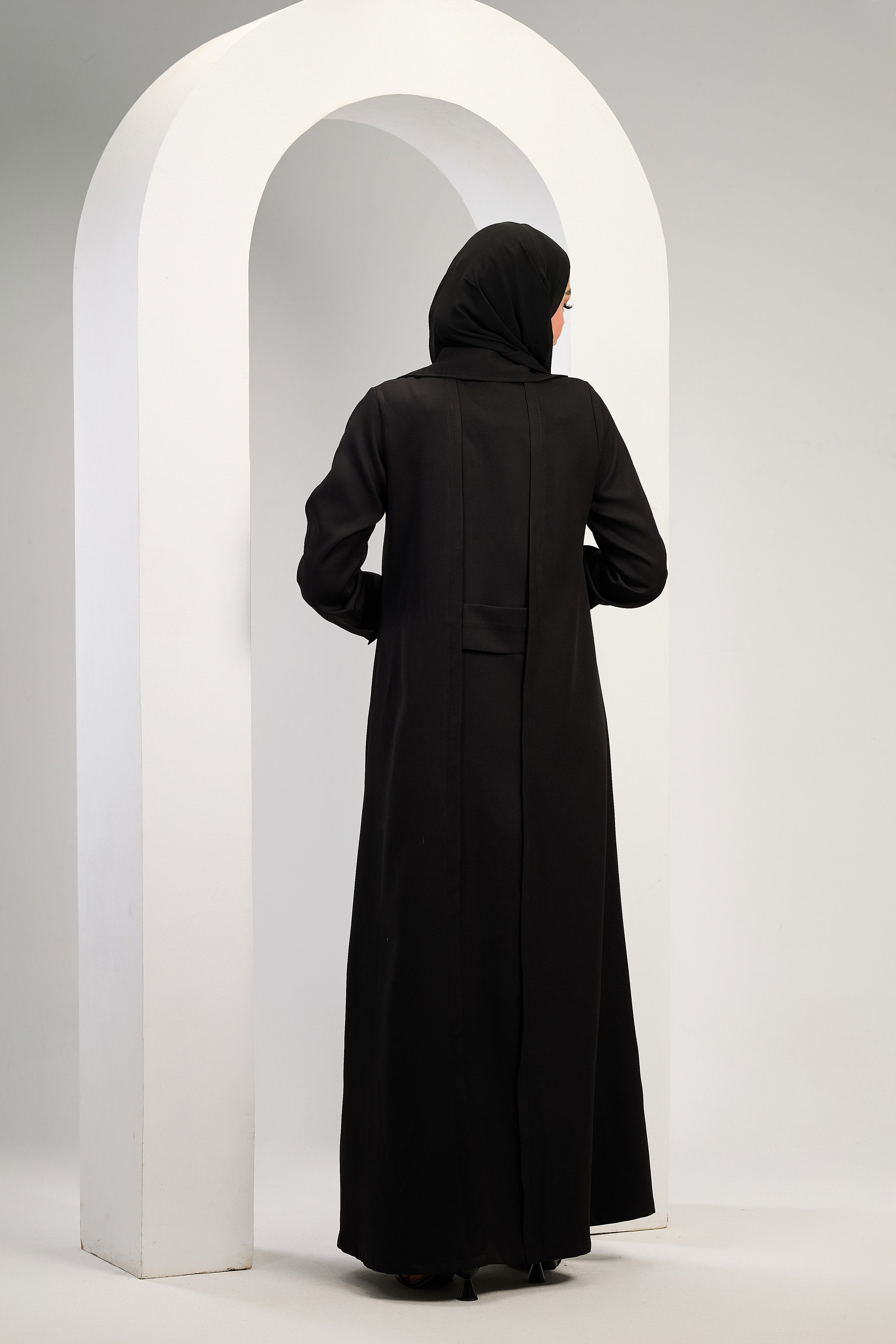 Minimal Luxe Abaya in Black