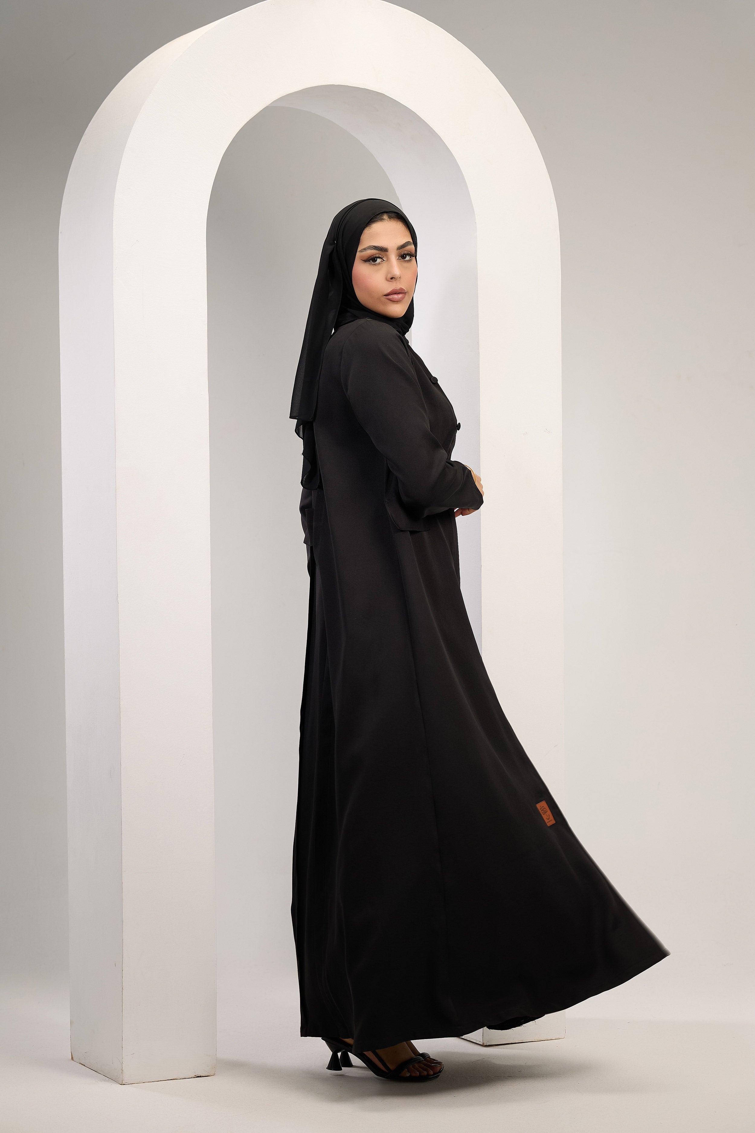 Minimal Luxe Abaya in Black