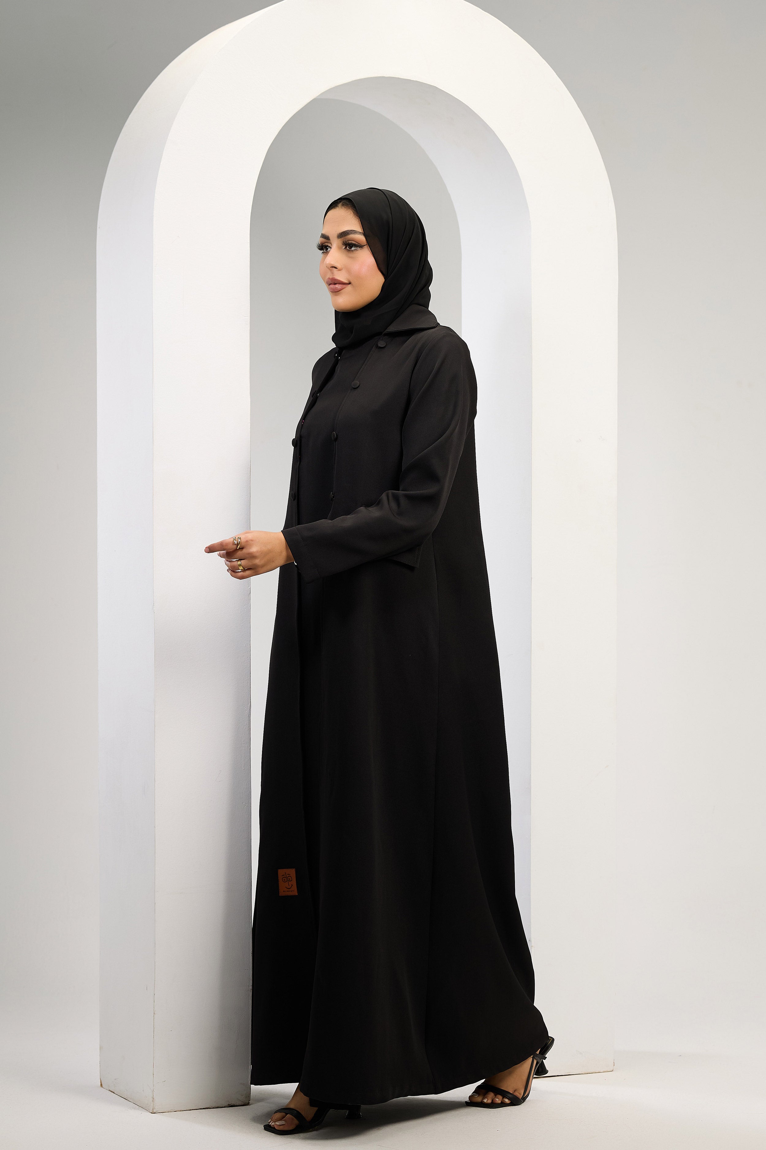 Minimal Luxe Abaya in Black